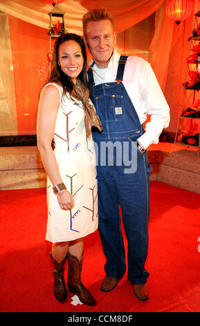 9. November 2010 - Nashville, Tennessee; USA - Musiker JOEY MARTIN FEEK und RORY LEE FEEK des Duos Joey und Rory kommen auf dem roten Teppich bei den 58. Annual BMI Land Awards, die am BMI Gebäude stattfand.  Copyright 2010 Jason Moore. (Kredit-Bild: © Jason Moore/ZUMApress.com) Stockfoto