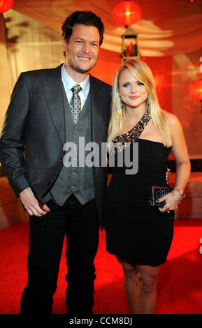 9. November 2010 - Nashville, Tennessee; USA - Musiker BLAKE SHELTON und MIRANDA LAMBERT ankommen auf dem roten Teppich bei den 58. Annual BMI Land Awards, die am BMI Gebäude stattfand.  Copyright 2010 Jason Moore. (Kredit-Bild: © Jason Moore/ZUMApress.com) Stockfoto