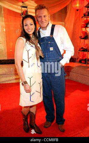 9. November 2010 - Nashville, Tennessee; USA - Musiker JOEY MARTIN FEEK und RORY LEE FEEK des Duos Joey und Rory kommen auf dem roten Teppich bei den 58. Annual BMI Land Awards, die am BMI Gebäude stattfand.  Copyright 2010 Jason Moore. (Kredit-Bild: © Jason Moore/ZUMApress.com) Stockfoto