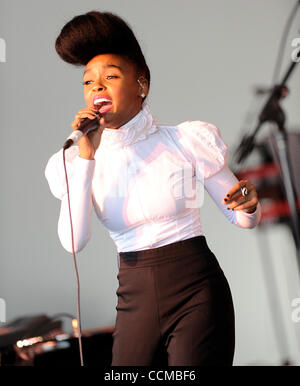 31. Oktober 2010 - New Orleans, Louisiana; USA - führt Sängerin JANELLE MONAE live als Teil der 2010 Voodoo Musik-Festivals, das am Stadtpark befindet sich in New Orleans stattfindet.  Die Voodoo-Musik-Festival ist ein drei Musik-Festival mit einer Vielzahl von Künstler auf sechs verschiedenen Bühnen.  Copyr Stockfoto