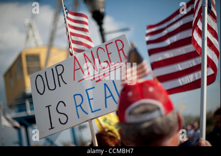 31. Oktober 2010 gesammelt - Washington, District Of Columbia, USA - Tea-Party-Anhänger am Flussufer Wilmington Sonntag für die Ankunft von der Tea-Party-Express bei einer Kundgebung für republikanische US-Senat Kandidaten Christine O'Donnell. (Bild Kredit: Pete Marovich/ZUMApress.com ©) Stockfoto