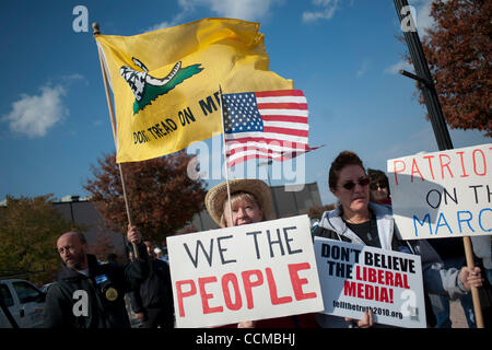 31. Oktober 2010 gesammelt - Washington, District Of Columbia, USA - Tea-Party-Anhänger am Flussufer Wilmington Sonntag für die Ankunft von der Tea-Party-Express bei einer Kundgebung für republikanische US-Senat Kandidaten Christine O'Donnell. (Bild Kredit: Pete Marovich/ZUMApress.com ©) Stockfoto