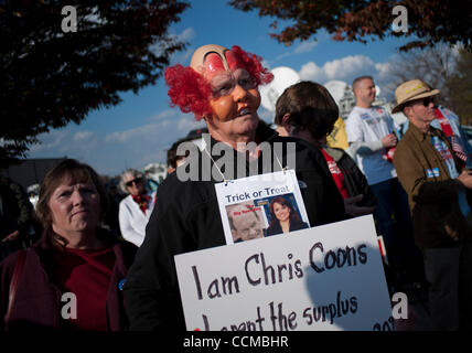 31. Oktober 2010 gesammelt - Washington, District Of Columbia, USA - Tea-Party-Anhänger am Flussufer Wilmington Sonntag für die Ankunft von der Tea-Party-Express bei einer Kundgebung für republikanische US-Senat Kandidaten Christine O'Donnell. (Bild Kredit: Pete Marovich/ZUMApress.com ©) Stockfoto