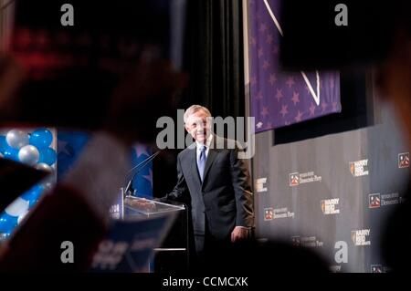 2. November 2010 - Las Vegas, Nevada, USA - U.S. Senate Majority Leader HARRY REID, der republikanische Sharron Angle in seinem Rennen zur Wiederwahl konfrontiert, feiert seinen Sieg, wie er an die Fans in seiner Wahl-Nacht-Party in Las Vegas, Nevada spricht. (Kredit-Bild: © C E Mitchell/ZUMApress.com) Stockfoto