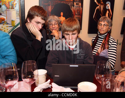 2. November 2010 - Charlottesville, Virginia, Vereinigte Staaten - Virginia 5. Bezirk etablierten Kongressabgeordnete Tom Perriello Anhänger (von links) Alexander Hahn, Jnanam MacIsaac, Eric Hahn und Susan Patrick sehen für Ergebnisse vor die Konzession Dienstag Abend für den republikanischen Kongressabgeordneten Elect Senator Robert Hurt di Stockfoto