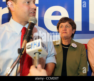 2. November 2010 Tränen - Charlottesville, Virginia, USA - LINDA PERRIELLO, Recht, die Mutter von Virginia 5. Bezirk etablierten Kongressabgeordnete TOM PERRIELLO, links, Schuppen, als er mit Anhängern spricht nach Gegentor Gegner republikanischen Kongressabgeordneten Elect Senator Robert Hurt Dienstagabend in Charlottesville Stockfoto