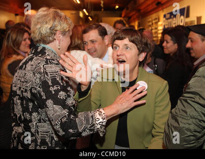 2. November 2010 - Charlottesville, Virginia, USA - LINDA PARRIELLO, hinter sich gelassen, die Mutter von Virginia 5. Bezirk etablierten Kongressabgeordnete TOM PERRIELLO, umarmt Fans nach ihren Söhnen Zugeständnis an Gegner republikanischen Kongressabgeordneten Elect Senator Robert Hurt Dienstagabend in Charlottesville. (Kredit Ima Stockfoto