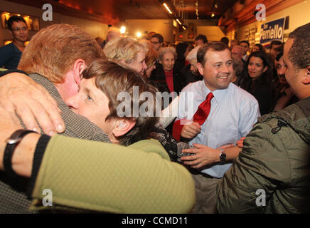 2. November 2010 - Charlottesville, Virginia, USA - LINDA PARRIELLO, hinter sich gelassen, die Mutter von Virginia 5. Bezirk etablierten Kongressabgeordnete TOM PERRIELLO, umarmt Fans nach ihren Söhnen Zugeständnis an Gegner republikanischen Kongressabgeordneten Elect Senator Robert Hurt Dienstagabend in Charlottesville. (Kredit Ima Stockfoto