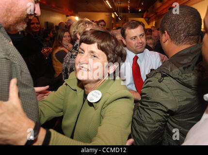 2. November 2010 - Charlottesville, Virginia, USA - LINDA PARRIELLO, hinter sich gelassen, die Mutter von Virginia 5. Bezirk etablierten Kongressabgeordnete TOM PERRIELLO, umarmt Fans nach ihren Söhnen Zugeständnis an Gegner republikanischen Kongressabgeordneten Elect Senator Robert Hurt Dienstagabend in Charlottesville. (Kredit Ima Stockfoto
