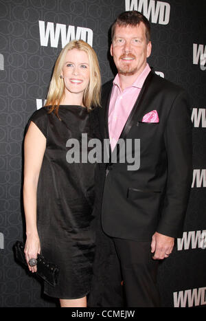 2. November 2010 - New York, New York, USA - ALEX MCCORD und SIMON VAN KEMPEN besuchen die WWD @ 100 Jubiläums-Gala bei Cipriani 42nd Street statt. (Bild Kredit: Nancy Kaszerman/ZUMApress.com ©) Stockfoto