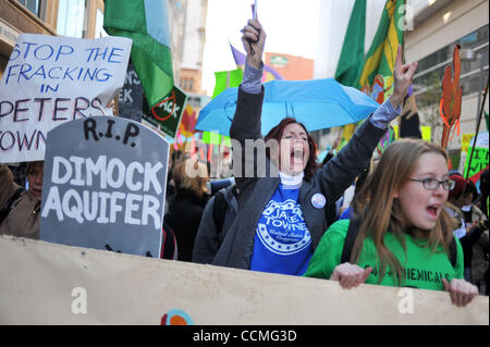 3. November 2010 sammelten - Pittsburgh, PA, USA - Demonstranten gegen Marcellus Shale Erdgas bohren in der Innenstadt von Pittsburgh, PA am 3. November 2010. Der Protest wurde zeitgleich mit der Entwicklung von unkonventionellem Gas-Konferenz im David L. Lawrence Convention Center in der Nähe zusammen. (Kredit-Bild: © Stockfoto