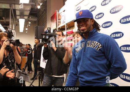 4. November 2010 - New York, New York, USA - New York Mets Baseball-Spieler, JOSE REYES Schule Kanzler Klein und Kinder aus Schulen der Stadt auf das alte Marine-Flaggschiff in Midtown Manhattan gesellt. (Bild Kredit: Mariela Lombard/ZUMApress.com ©) Stockfoto