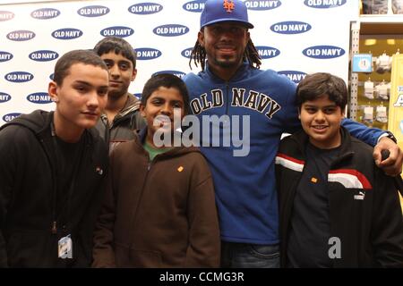 4. November 2010 - New York, New York, USA - New York Mets Baseball-Spieler, JOSE REYES Schule Kanzler Klein und Kinder aus Schulen der Stadt auf das alte Marine-Flaggschiff in Midtown Manhattan gesellt. (Bild Kredit: Mariela Lombard/ZUMApress.com ©) Stockfoto