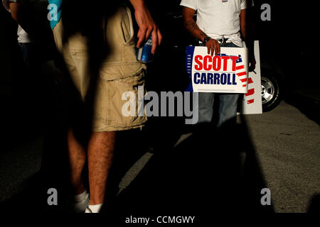 25. Oktober 2010 - Tampa, Florida, USA - Anhänger der republikanischen gubernatorial Anwärter Rick Scott warten auf seine Ankunft an einem Post-Debatte Rallye und Kampagne Bus Tour Kick-off in der Nähe der University of South Florida in Tampa, Florida. (Kredit-Bild: © Brian Blanco/ZUMApress.com) Stockfoto