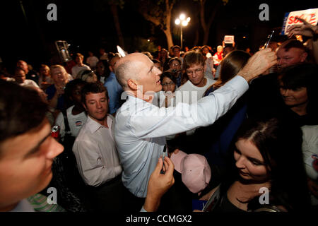 25. Oktober 2010 trifft - Tampa, Florida, US - Republikaner gubernatorial Anwärter RICK SCOTT mit Teilnehmern an einem Post-Debatte Rallye und Kampagne Bus Tour Kick-off in der Nähe der University of South Florida in Tampa, Florida. (Kredit-Bild: © Brian Blanco/ZUMApress.com) Stockfoto