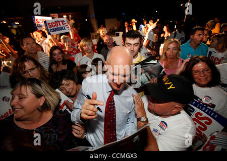 25. Oktober 2010 trifft - Tampa, Florida, US - Republikaner gubernatorial Anwärter RICK SCOTT mit Teilnehmern an einem Post-Debatte Rallye und Kampagne Bus Tour Kick-off in der Nähe der University of South Florida in Tampa, Florida. (Kredit-Bild: © Brian Blanco/ZUMApress.com) Stockfoto