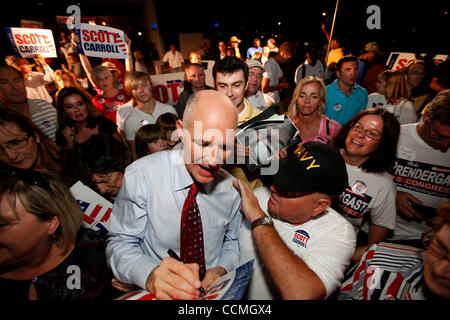 25. Oktober 2010 trifft - Tampa, Florida, US - Republikaner gubernatorial Anwärter RICK SCOTT mit Teilnehmern an einem Post-Debatte Rallye und Kampagne Bus Tour Kick-off in der Nähe der University of South Florida in Tampa, Florida. (Kredit-Bild: © Brian Blanco/ZUMApress.com) Stockfoto