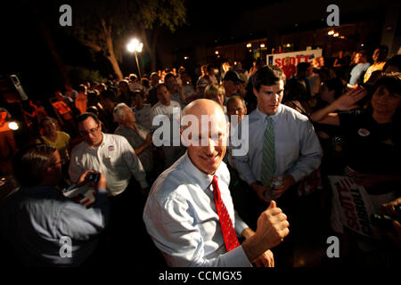 25. Oktober 2010 - Tampa, Florida, US - Republikaner gubernatorial Anwärter RICK SCOTT macht seinen Weg zurück zu den Tourbus nach einem Treffen mit den Teilnehmern zu einem Post-Debatte Rallye und Kampagne Bus Tour Kick-off in der Nähe der University of South Florida in Tampa, Florida. (Kredit-Bild: © Brian Blanco/ZUMApress.com Stockfoto