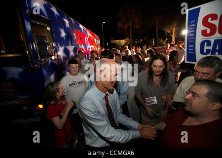 25. Oktober 2010 - Tampa, Florida, US - Republikaner gubernatorial Anwärter RICK SCOTT macht seinen Weg zurück zu den Tourbus nach einem Treffen mit den Teilnehmern zu einem Post-Debatte Rallye und Kampagne Bus Tour Kick-off in der Nähe der University of South Florida in Tampa, Florida. (Kredit-Bild: © Brian Blanco/ZUMApress.com Stockfoto