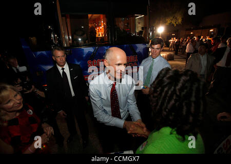 25. Oktober 2010 - Tampa, Florida, US - Republikaner gubernatorial Anwärter RICK SCOTT macht seinen Weg zurück zu den Tourbus nach einem Treffen mit den Teilnehmern zu einem Post-Debatte Rallye und Kampagne Bus Tour Kick-off in der Nähe der University of South Florida in Tampa, Florida. (Kredit-Bild: © Brian Blanco/ZUMApress.com Stockfoto