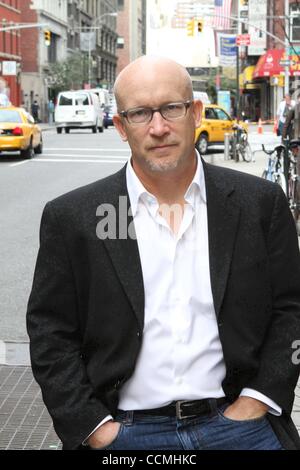 26. Oktober 2010 - Manhattan, New York, USA - Client 9 - Direktor ALEX GIBNEY während eines Interviews in Manhattan. Kunde 9: Der Aufstieg und der Fall von Eliot Spitzer ist ein Dokumentarfilm über den ehemaligen NY Gouverneur Eliot Spitzer Herbst und öffnet in den Kinos... (Bild Kredit: Mariela Lombard/ZUMApress.com ©) Stockfoto