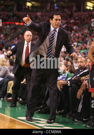 26. Oktober 2010 - schickt West Palm Beach, Florida - Florida, USA - Vereinigte Staaten - 102610 (Damon Higgins/The Palm Beach Post) BOSTON - TD GARDENS ARENA - Heat-Coach Erik Spoelstra einen Spieler ins Spiel während der Saisoneröffnung zwischen den Boston Celtics und Miami Heat. (Kredit-Bild: © der Palm Beach Post / Stockfoto