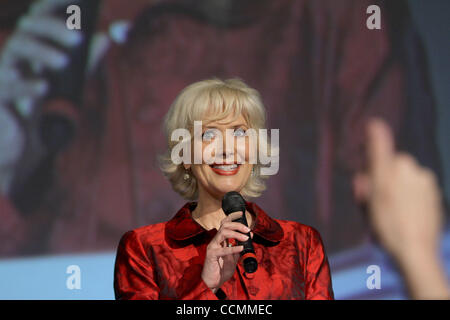 Schauspielerin Janine Turner Rallyes Unterstützung für Republikanischen Senat und Tea-Party-Kandidat Joe Miller während einer Miller Kampagne Kundgebung in Anchorage, Alaska Donnerstag, 28. Oktober 2010. Hunderte von Menschen versammelten sich Unterstützer wie die ehemalige Alaskas Gouverneurin Sarah Palin und Videos von ehemaligen Arkansas Gouverneur anhören Stockfoto