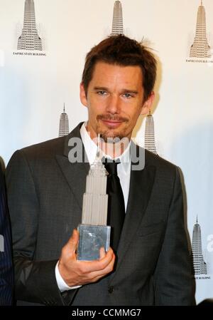 28. Oktober 2010 - Manhattan, New York, USA - ETHAN HAWKE, Oscar nominierte Schauspieler und Philanthrop Lichter das Empire State Building blau, '' Men In Blue'' The Doe Fund bereit, Willens und in der Lage sein Programm zu feiern. (Bild Kredit: Bryan Smith/ZUMApress.com ©) Stockfoto