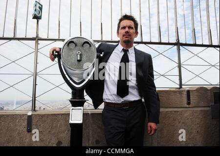 28. Oktober 2010 - Manhattan, New York, USA - ETHAN HAWKE, Oscar nominierte Schauspieler und Philanthrop Lichter das Empire State Building blau, '' Men In Blue'' The Doe Fund bereit, Willens und in der Lage sein Programm zu feiern. (Bild Kredit: Bryan Smith/ZUMApress.com ©) Stockfoto