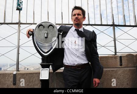 28. Oktober 2010 - Manhattan, New York, USA - ETHAN HAWKE, Oscar nominierte Schauspieler und Philanthrop Lichter das Empire State Building blau, '' Men In Blue'' The Doe Fund bereit, Willens und in der Lage sein Programm zu feiern. (Bild Kredit: Bryan Smith/ZUMApress.com ©) Stockfoto