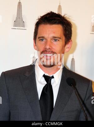 28. Oktober 2010 - Manhattan, New York, USA - ETHAN HAWKE, Oscar nominierte Schauspieler und Philanthrop Lichter das Empire State Building blau, '' Men In Blue'' The Doe Fund bereit, Willens und in der Lage sein Programm zu feiern. (Bild Kredit: Bryan Smith/ZUMApress.com ©) Stockfoto
