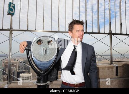 28. Oktober 2010 - Manhattan, New York, USA - ETHAN HAWKE, Oscar nominierte Schauspieler und Philanthrop Lichter das Empire State Building blau, '' Men In Blue'' The Doe Fund bereit, Willens und in der Lage sein Programm zu feiern. (Bild Kredit: Bryan Smith/ZUMApress.com ©) Stockfoto