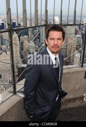 28. Oktober 2010 - Manhattan, New York, USA - ETHAN HAWKE, Oscar nominierte Schauspieler und Philanthrop Lichter das Empire State Building blau, '' Men In Blue'' The Doe Fund bereit, Willens und in der Lage sein Programm zu feiern. (Bild Kredit: Bryan Smith/ZUMApress.com ©) Stockfoto