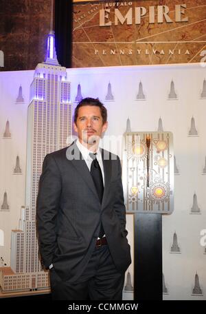 28. Oktober 2010 - Manhattan, New York, USA - ETHAN HAWKE, Oscar nominierte Schauspieler und Philanthrop Lichter das Empire State Building blau, '' Men In Blue'' The Doe Fund bereit, Willens und in der Lage sein Programm zu feiern. (Bild Kredit: Bryan Smith/ZUMApress.com ©) Stockfoto