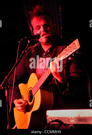 27. Oktober 2010 - führt Musiker COLBY RIGBY während einem Wohltätigkeitsball Maskerade profitiert Musik Saves LIves in The Beatles Revolution Lounge im Mirage Hotel & Casino am 27. Oktober 2010 in Las Vegas, Nevada. (Kredit-Bild: © David Becker/ZUMApress.com) Stockfoto