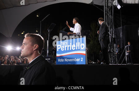 29. Oktober 2010 - Charlottesville, Virginia, US - Präsident BARACK OBAMA, links, und Virginia 5. Bezirk Vertreter Kongressabgeordnete TOM PERRIELLO, Recht, Adresse eine große Menschenmenge Freitag während einer Kundgebung der Kampagne im Charlottesville-Pavillon in der Innenstadt von Charlottesville, Virginia (Credit-Bild: © Andrew Shur Stockfoto