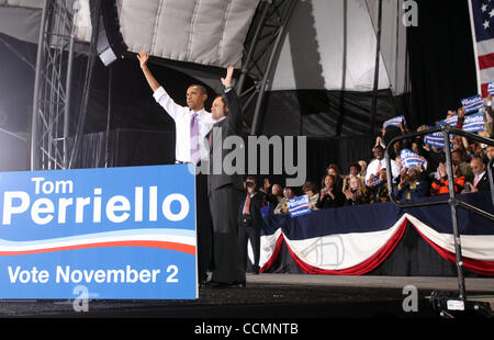 29. Oktober 2010 - Charlottesville, Virginia, US - Präsident BARACK OBAMA, links, und Virginia 5. Bezirk Vertreter Kongressabgeordnete TOM PERRIELLO, Recht, winken dem Publikum Freitag während einer Kundgebung der Kampagne im Charlottesville-Pavillon in der Innenstadt von Charlottesville, Virginia (Credit-Bild: © Andrew Shurt Stockfoto