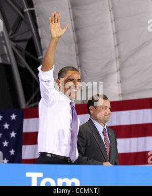 29. Oktober 2010 - Charlottesville, Virginia, US - Präsident BARACK OBAMA, links, machten einen Halt zur Kampagne für Virginia 5. Bezirk Vertreter Kongressabgeordnete TOM PERRIELLO Freitag im Charlottesville-Pavillon in der Innenstadt von Charlottesville, Virginia (Credit-Bild: © Andrew Shurtleff/ZUMApress.com) Stockfoto