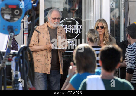 29. Oktober 2010 - Lawrenceville, Georgia, USA - ALAN ALDA und JENNIFER ANISTON im Gwinnett Diner in Lawrenceville, Georgia während der Dreharbeiten zu einer Szene in dem Film "Wanderlust" für die Version 2011. (Kredit-Bild: © Jason Braverman/ZUMApress.com) Stockfoto