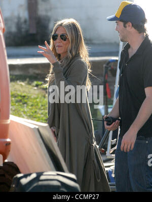 29. Oktober 2010 - Lawrenceville, Georgia, USA - Wellen JENNIFER ANISTON zu einer Masse im Gwinnett Diner in Lawrenceville, Georgia während der Dreharbeiten zu einer Szene in dem Film "Wanderlust" für die Version 2011. (Kredit-Bild: © Jason Braverman/ZUMApress.com) Stockfoto