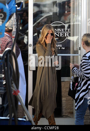 29. Oktober 2010 - Lawrenceville, Georgia, USA - JENNIFER ANISTON im Gwinnett Diner in Lawrenceville, Georgia während der Dreharbeiten zu einer Szene in dem Film "Wanderlust" für die Version 2011. (Kredit-Bild: © Jason Braverman/ZUMApress.com) Stockfoto