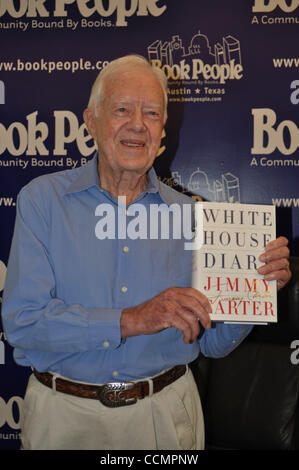 29. Oktober 2010 - Austin, Texas, USA - der ehemalige US-Präsident JIMMY CARTER Unterzeichnung Exemplare seines neuen Buches, "The White House Diary'' bei Bookpeople in Austin, Texas am 29.10.2010. 2010.JIMMY CARTER. K66685JN. (Kredit-Bild: © Jeff Newman/Globe Photos/ZUMApress.com) Stockfoto