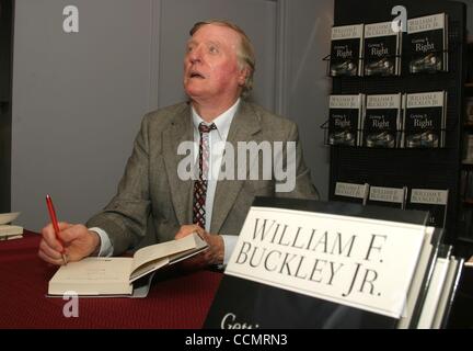 24. Juni 2003 - New York, New York, US - Autor WILLIAM F. BUCKLEY fördert sein neue Buch "Getting It Right" im Grenzen Bücher Wall Street. (Bild Kredit: Nancy Kaszerman/ZUMApress.com ©) Stockfoto