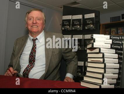 24. Juni 2003 - New York, New York, US - Autor WILLIAM F. BUCKLEY fördert sein neue Buch "Getting It Right" im Grenzen Bücher Wall Street. (Bild Kredit: Nancy Kaszerman/ZUMApress.com ©) Stockfoto