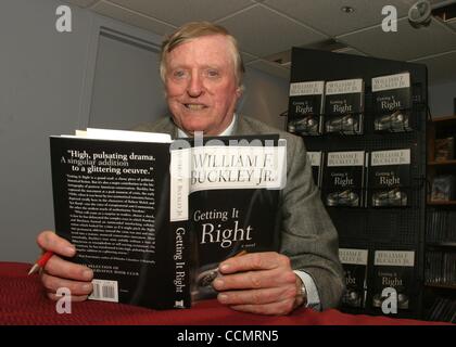 24. Juni 2003 - New York, New York, US - Autor WILLIAM F. BUCKLEY fördert sein neue Buch "Getting It Right" im Grenzen Bücher Wall Street. (Bild Kredit: Nancy Kaszerman/ZUMApress.com ©) Stockfoto