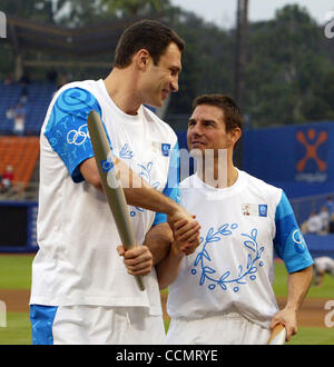 16. Juni 2004; Los Angeles, Kalifornien, USA; WBC-Schwergewichts-Boxweltmeister VITALI KLITSCHKO (L) schüttelt Hände mit dem Schauspieler TOM CRUISE nach Abschluss der Olympic Torch Relay Zeremonien im Dodger Stadium in Los Angeles, Ca am 16. Juni 2004. Der weltweiten Olympischen Fackellauf begann die erste seiner vier Städte Stockfoto