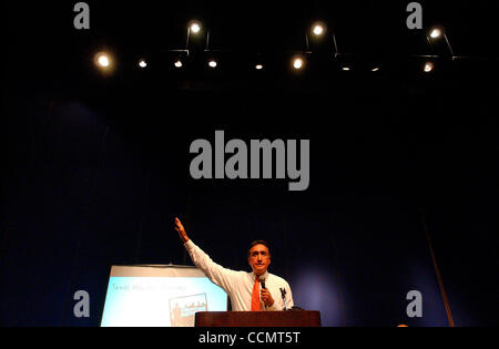 19. Juni 2004; Houston, TX, USA; HENRY CISNEROS Adressen der Hispanic Caucus für Senator John Kerry auf der Texas demokratische Partei 2004 State Convention in Houston. Stockfoto