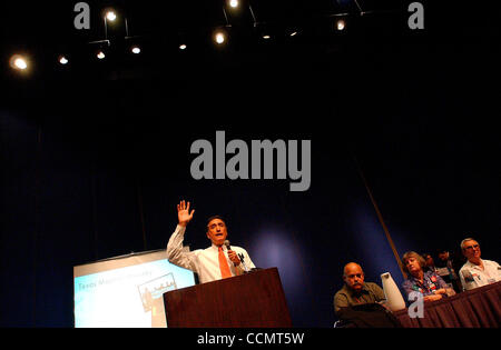 19. Juni 2004; Houston, TX, USA; HENRY CISNEROS Adressen der Hispanic Caucus für Senator John Kerry auf der Texas demokratische Partei 2004 State Convention in Houston. Stockfoto