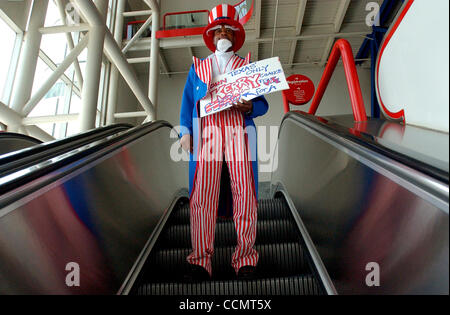 19. Juni 2004; Houston, TX, USA; NATE WALTON von Houston, Kampagnen mit der Organisation "Texaner für Kerry" auf der Texas demokratische Partei 2004 State Convention in Houston. Stockfoto