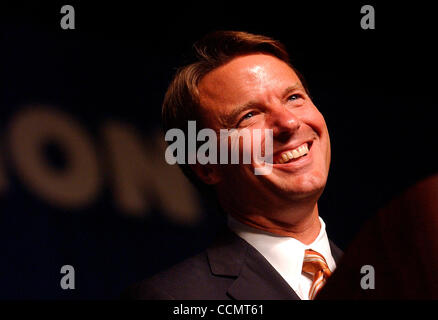 19. Juni 2004; Houston, TX, USA; Senator JOHN EDWARDS während seiner Ansprache an die Texas demokratische Partei 2004 State Convention in Houston. Stockfoto